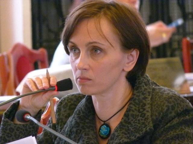 Radna Urszula Niziołek-Janiak przygotowała kilkadziesiąt pytań na temat spalonych obiektów.