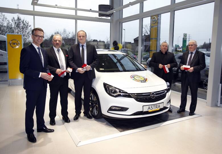 Opel Astra Sports Tourer Już w tym podstawowym wariancie, klienci otrzymują bogate wyposażenie standardowe –  manualną klimatyzację, radio CD 300 z łączem