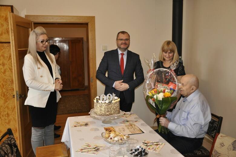 Jan Adamus z Nowej Wsi świętował 100. urodziny. Były gratulacje od wojewody i premiera. Tort był obowiązkowo