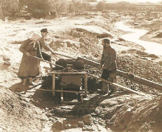 Zesłańcy pracujący w kopalni złota na Syberii, 1910 r.