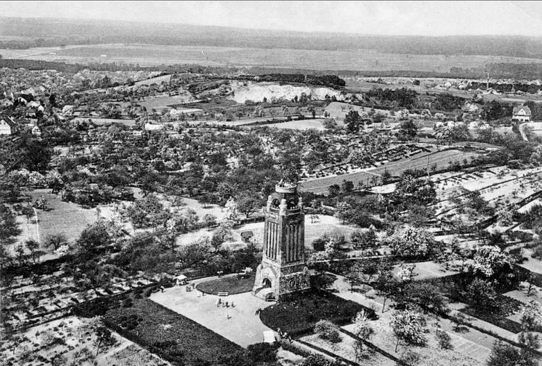Gubińska Wieża Bismarcka widziana z lotu ptaka. Lata 30. XX wieku.