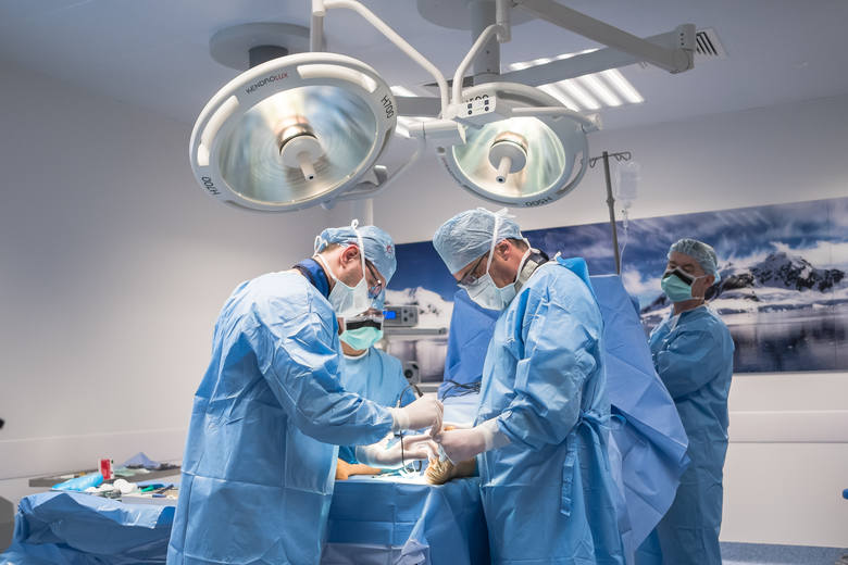 Dr Błażej Rusin i dr Paweł Zalita podczas operacji
