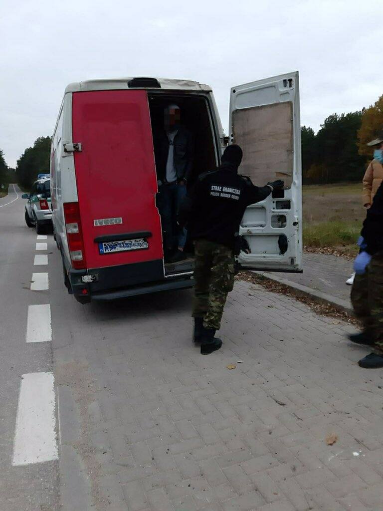 W niedzielę funkcjonariusze straży granicznej zatrzymali w okolicach miejscowości Radziwiłłów (gm. Mielnik) obywatela Ukrainy, który samochodem dostawczym należącym do popularnej firmy kurierskiej przewoził 27 nielegalnych imigrantów z Iraku. 