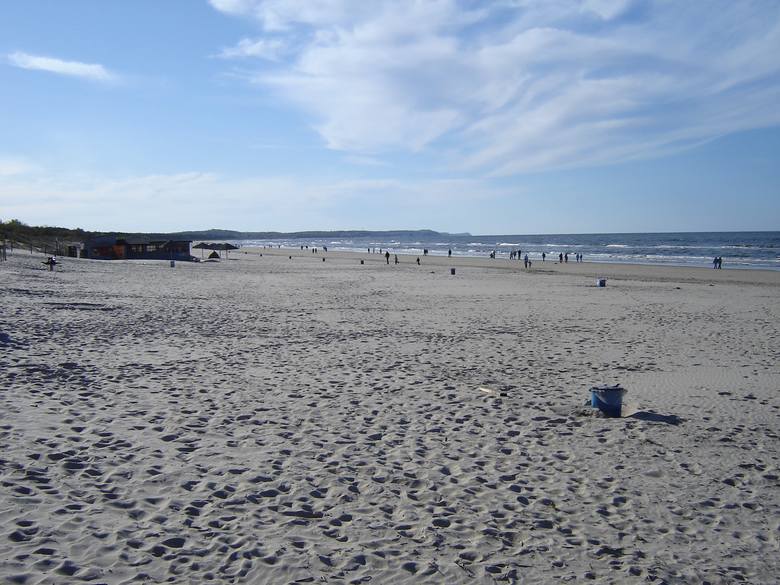 1. ŚwinoujścieZnajduje się tu nie tylko jedna z najpiękniejszych, ale i najszerszych polskich plaż (w niektórych miejscach dochodzi do 200 metrów). Położenie