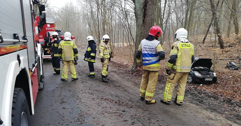 Wypadek na drodze Gałęzinowo Strzelino. Auto uderzyło w
