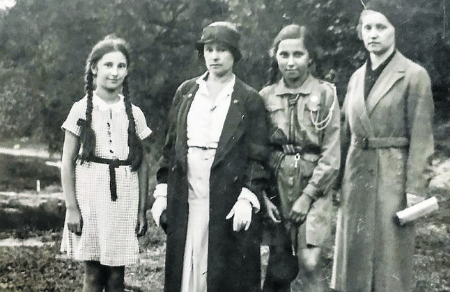Danusia (z lewej) z mamą Bronisławą Rymińską na wakacjach w Druskiennikach w 1933 r. 