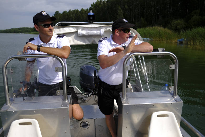 Patrole wodne organizowane są tam, gdzie możliwe jest wodowanie łodzi. Na innych akwenach policjanci pieszo patrolują nadbrzeża.