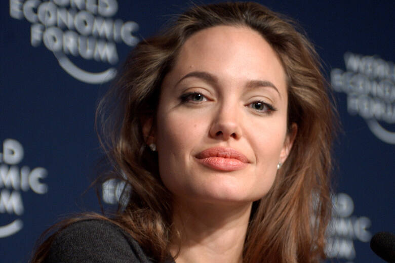 Angelina JolieAngelina Jolie wraz z Bradem Pittem stała się mistrzynią łączenia kariery z działalnością charytatywną. Media okrzyknęły nawet wpływ, jaki