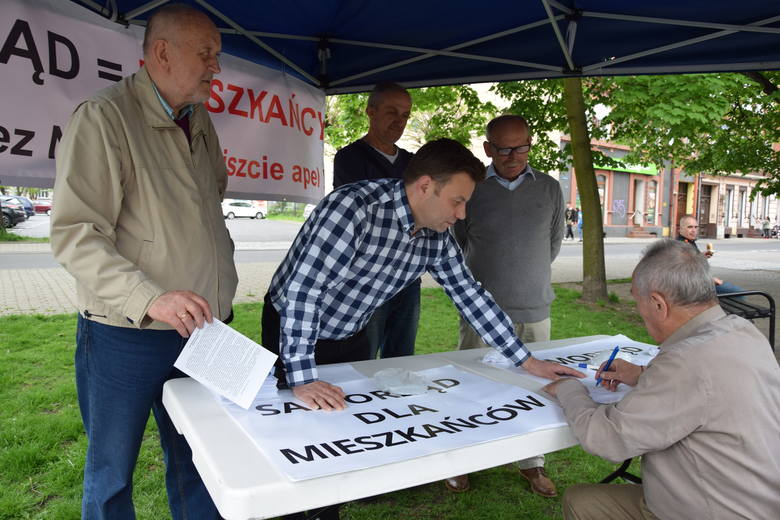 Henryka Maciołka chętnie złożył podpis pod petycją w obronie samorządu