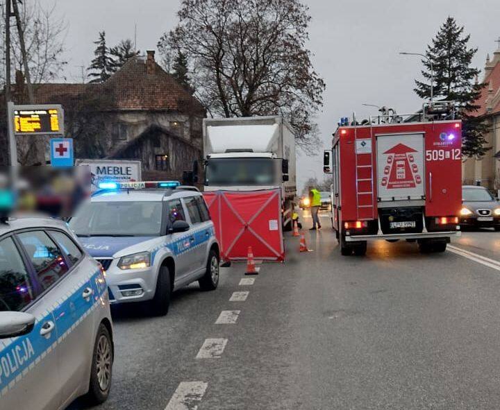 Śmiertelny wypadek w Końskowoli. Cofająca ciężarówka najechała na 69-latka stojącego w zatoczce autobusowej