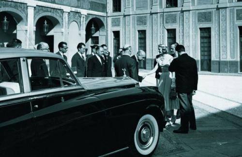 Fot. Rolls-Royce: Silver Cloud, w porównaniu z pokazanym w tym samym 1955 roku Citroen DS 19, był ostoją konserwatyzmu w każdym calu. Tak się jednak