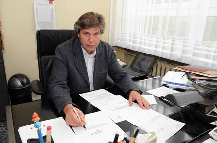 Krzysztof Chmiel, dyrektor Szkoły Podstawowej nr 19 w Łodzi, z wnioskami o przyjęcie dzieci do I klas w przyszłym roku szkolnym.  