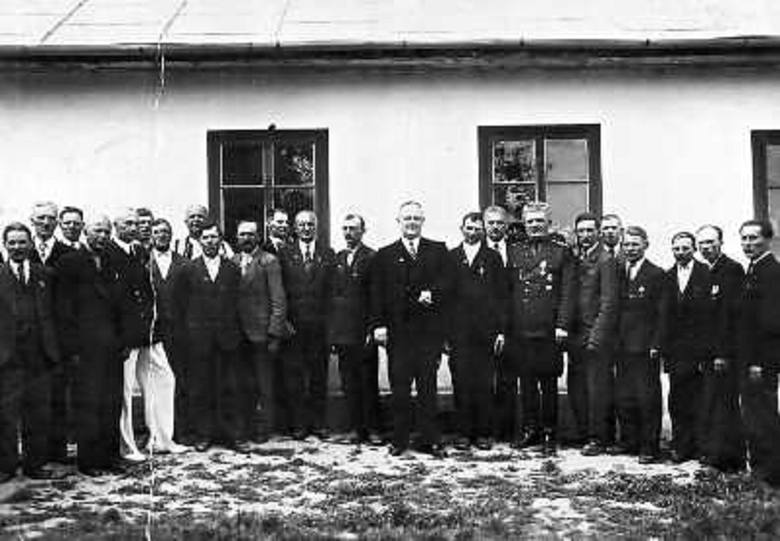Czerwiec 1939 r. Spotkanie polskiego konsula z bukowińskimilegionistami.