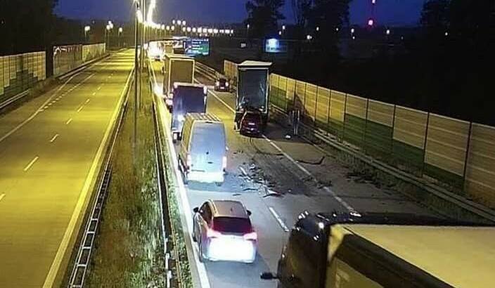 Wypadek samochodu osobowego i ciężarowego na autostradzie A4 blisko granicy