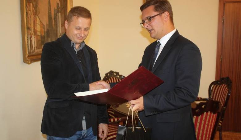 Krystian Jabloński otrzymał podziękowania i upominki od prezydenta Katowic Marcina Krupy