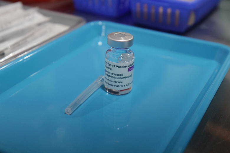 W pierwszych tygodniach szczepiono kadrę medyczną. W ostatnim czasie pierwszą dawkę szczepionki przyjmowali m.in. wykładowcy akademiccy. 