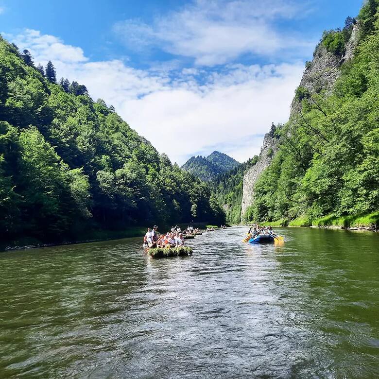 Spływ Dunajcem to świetny pomysł na wakacyjną przygodę dla tych, którzy lubią podziwiać przyrodę z niecodziennej perspektywy.