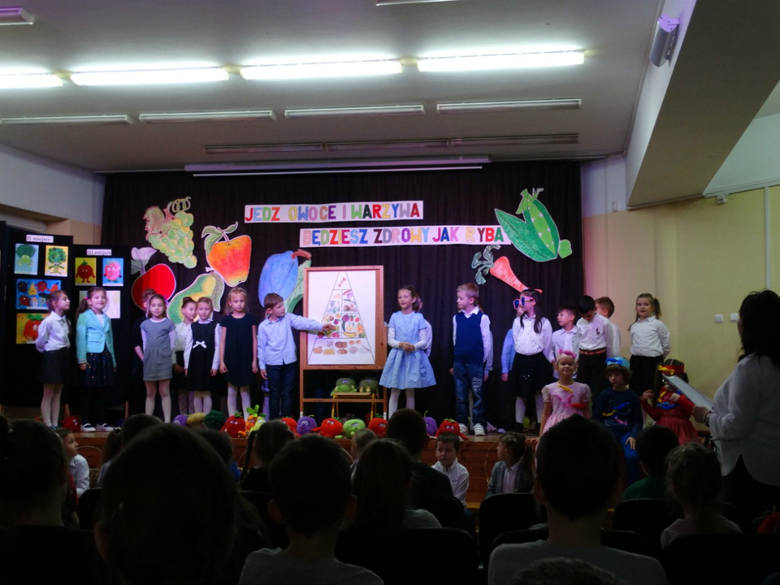 Podczas apelu na temat zdrowej żywności dzieci śpiewały piosenki z wykorzystaniem pluszowych maskotek.