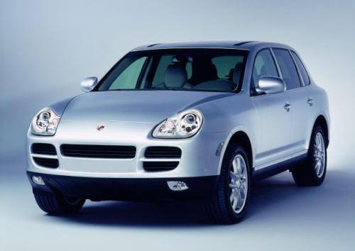 Porsche Cayenne łączy cechy auta sportowego i terenowego, o ile to w ogóle możliwe. W każdym razie Cayenne odniósł rynkowy sukces.