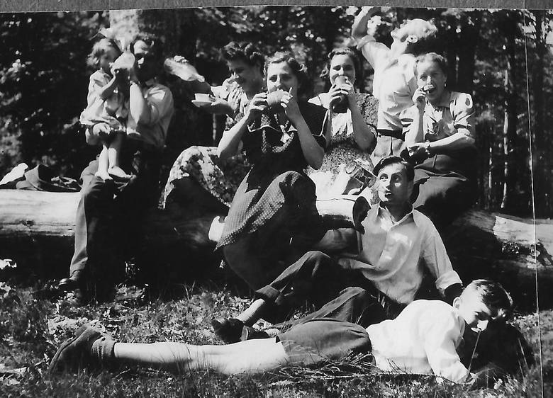 Ryszard Uliński  (leży na trawie) z rodziną na pikniku. Lata 40.