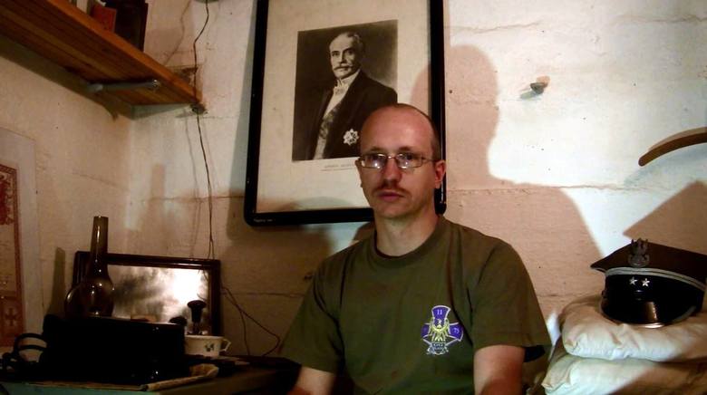 Marcin Bojdoł w izbie dowódcy schronu bojowego przy ul. Katowickiej w Chorzowie