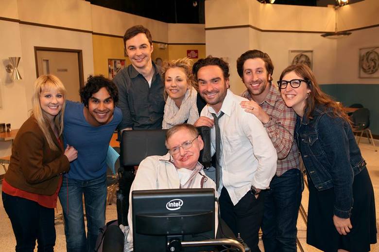 Stephen Hawking wraz z aktorami na planie serialu "The Big Bang Theory".