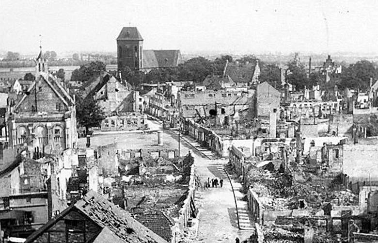 Miasto w trakcie działań wojennych zostało niemal doszczętnie zniszczone, a później decydenci nie bardzo wiedzieli, czy stawiać nowe obiekty czy zachować stare 