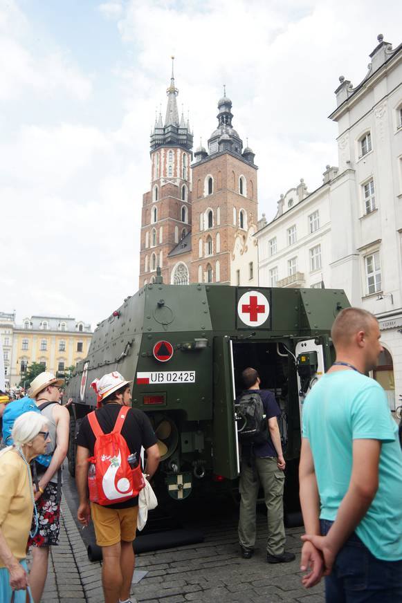 Opancerzony HMMWV przyjechał na krakowski Rynek z żołnierzami z Bielska-Białej