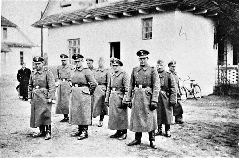 Esesmani z załogi obozu zagłady w Bełżcu. Stoją przed budynkiem komendantury