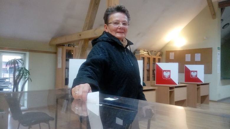 Pani Janina głosuje w Santoku