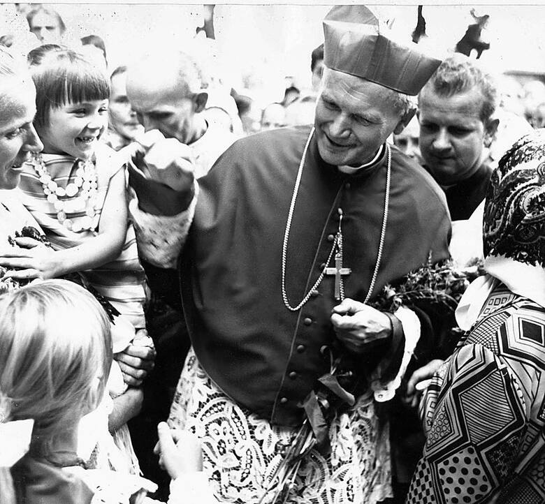 Kardynał Wojtyła, jeszcze w Polsce, na spotkaniu w jednej z parafii. Z tyłu ks. Stanisław Dziwisz.