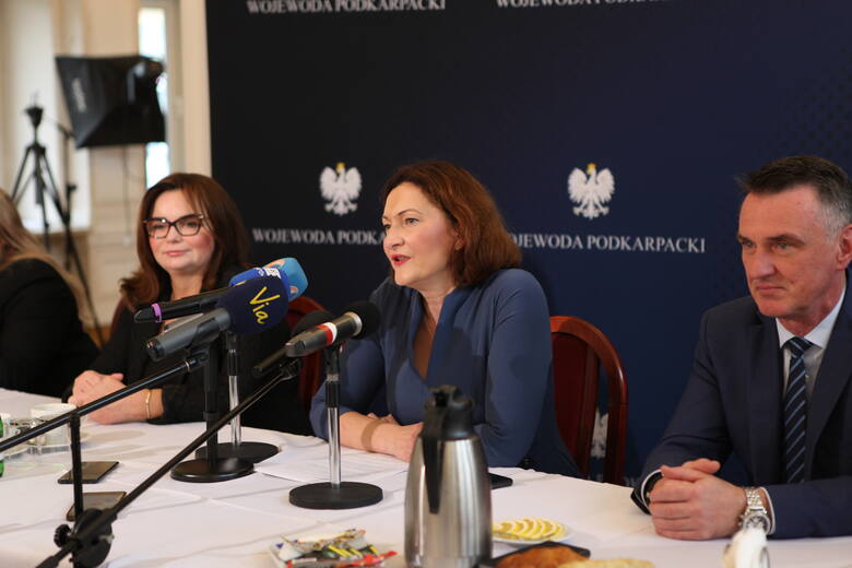 Ewa Leniart (w środku) na pożegnalnym spotkaniu z dziennikarzami. Z lewej siedzi pełniąca obowiązki wojewody Jolanta Sawicka, z prawej dyr. generalny