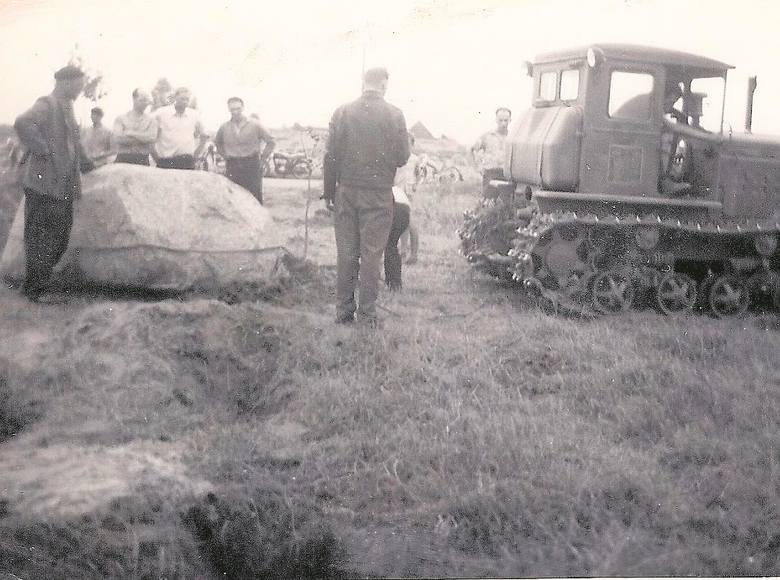 Traktorzyści i mieszkańcy pomagali w transporcie wielkiego kamienia, na którym miała pojawić się pamiątkowa tablica.