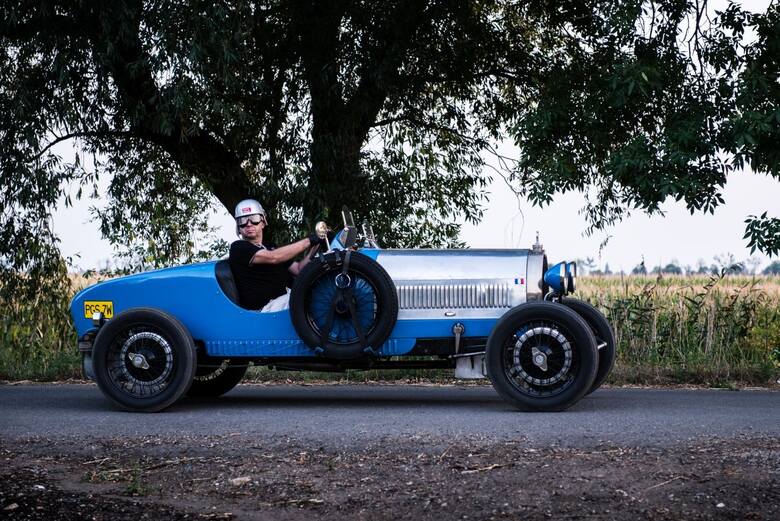 Bugatti T40Auto używane jest do tego, do czego zostało stworzone – do jeżdżenia. Dla mieszkańców Gostynia, rodzinnego miasta państwa Pedów, widok Bugatti
