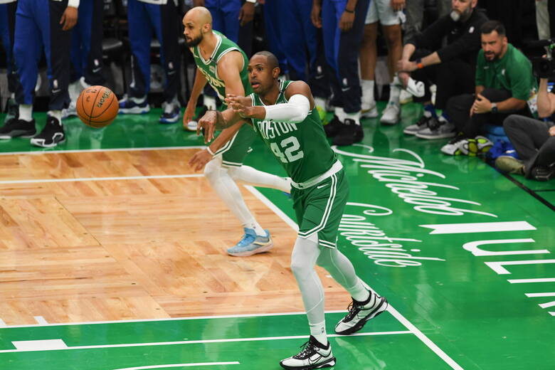 Center Bostonu Celtics Al Horford (z prawej) wykonuje podanie