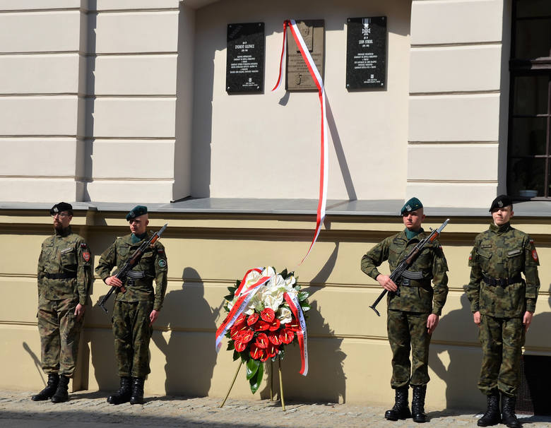 Tablica pamiątkowa, odsłonięto ją z inicjatywy toruńskiej Rodziny Katyńskiej i miejscowego koła Światowego Związku Żołnierzy AK