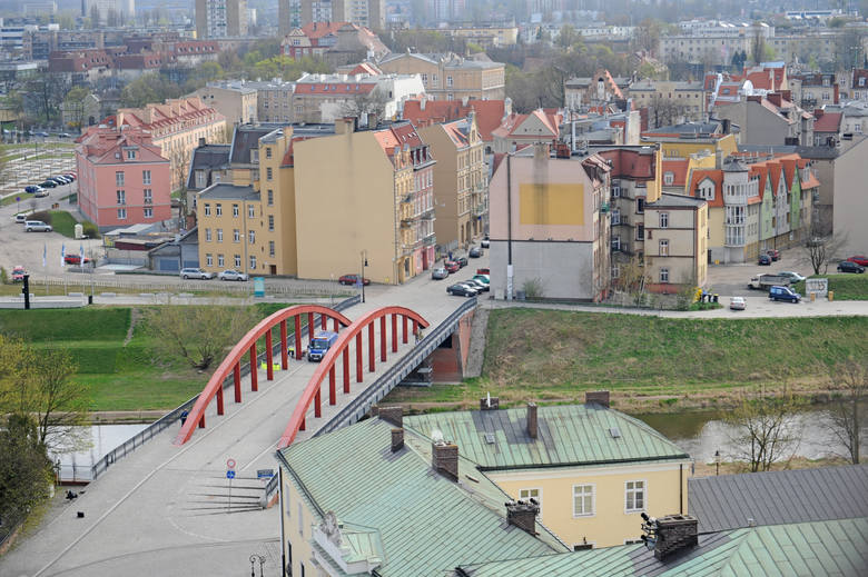To prawie cała Śródka. Po lewej stronie zabrakło Bramy Poznania, która, choć to zupełnie inna architektura, też już się w krajobraz wkomponowała. 10 lat temu tego mostu jeszcze nie było.