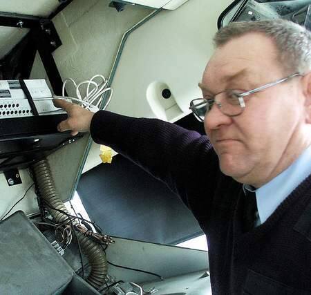 Fot. S. Szewczyk: Kierowca Józef Dombrowski prezentuje serce monitoringu, czyli urządzenie nagrywające obraz ze wszystkich kamer zainstalowanych w autobusie