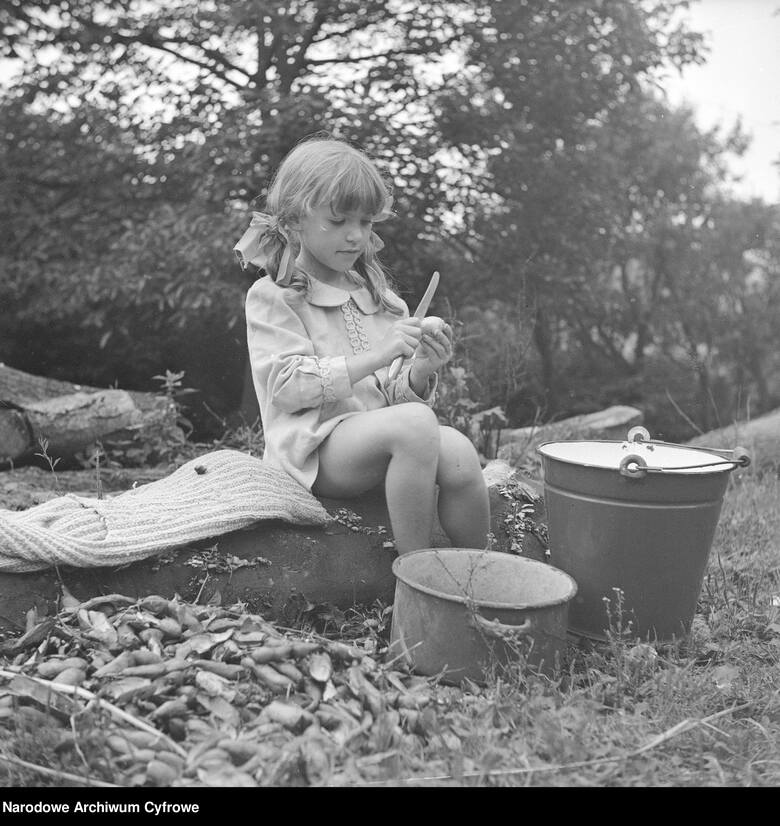 Rok 1972. Dziewczynka obiera ziemniaki