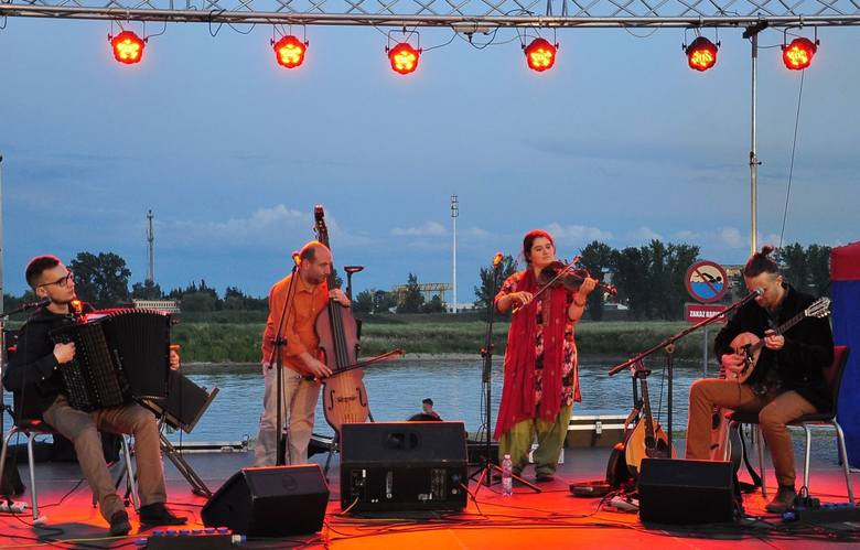 Wieczorem na scenie ustawionej nad Wisłą wystąpił znakomity zespół folkowy Čači Vorba z Lublina.