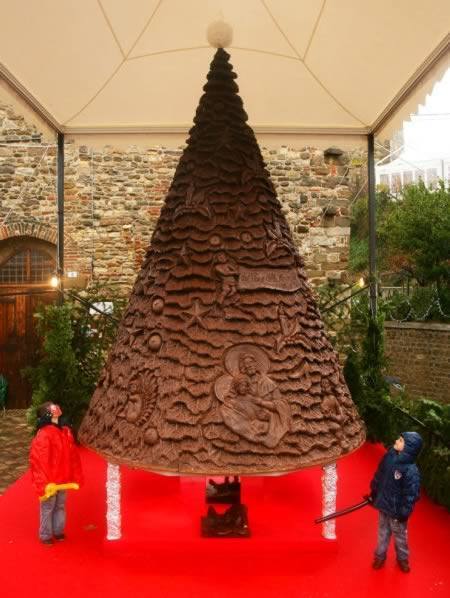 Największa czekoladowa choinka<br /> To drzewko z dedykacją dla miłośników słodyczy. Największa czekoladowa choinka mierzyła prawie 10 metrów i ważyła 4 tony. Twórcą był Patrick Roger z Paryża, a więc jeden z najsławniejszych mistrzów cukierniczych. Koszt: 45 tysięcy dolarów.<br /> 