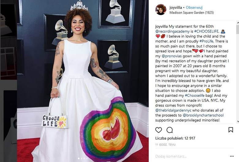 Piosenkarka Joy Villa w antyaborcyjnej sukience na rozdaniu nagród Grammy 