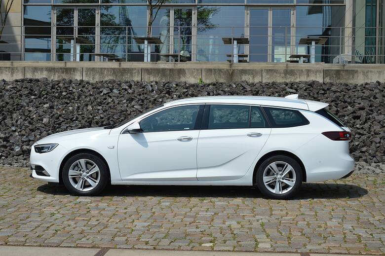 Opel Insignia Sports Tourer Klienci już mogą składać zamówienia na nowego Opla. Cennik rozpoczyna się od kwoty 103 900 zł. Tyle trzeba zapłacić za wersję