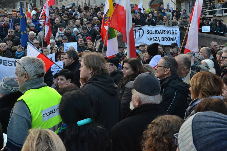 Manifestacja KOD w Bielsku-Białej odbyła się na pl. Chrobrego ZDJĘCIA i WIDEO