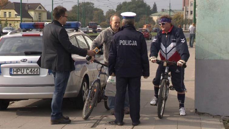 Za jazdę po chodniku policjanci karzą rowerzystów mandatami