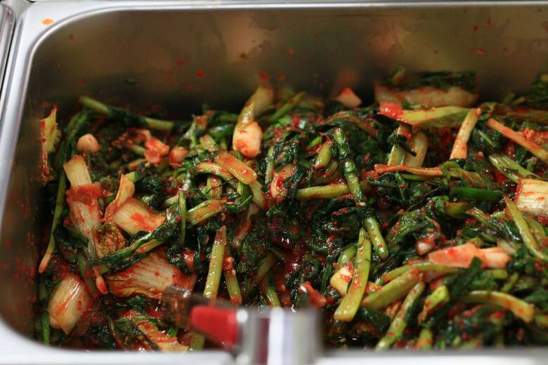 Jedno z tradycyjnych dań koreańskich - kimchi, potrawa składająca się z fermentowanych lub kiszonych produktów.