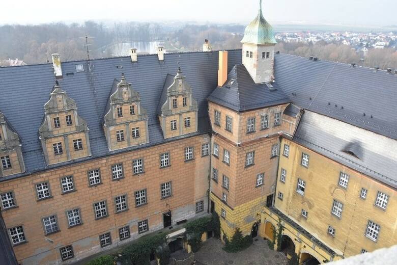 Rodzina książąt oleśnickich mieszkała w tym pałacu do XIX wieku, choć jego historia jest znacznie starsza i sięga działalności pierwszych Piastów. Dziś