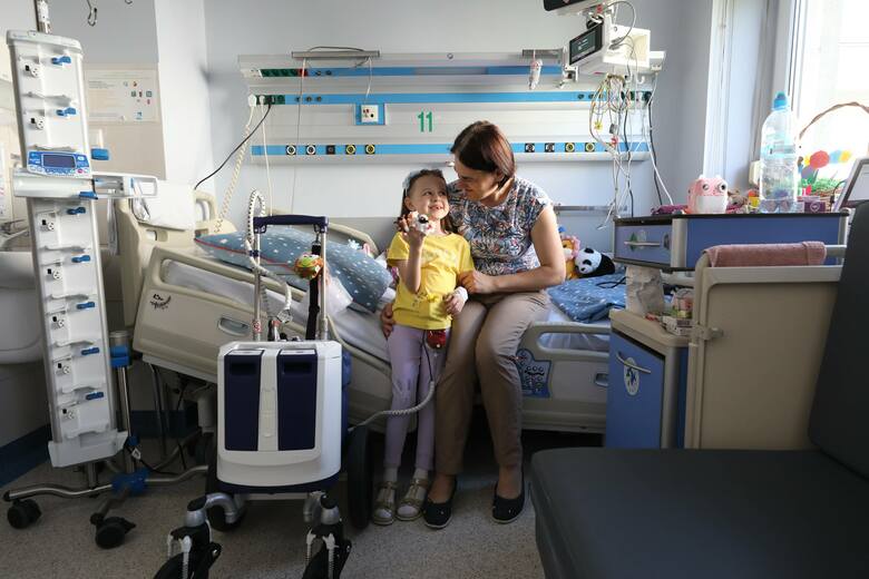 Kocha i czeka. Serce matki jednak nie wystarczy...6-letnia Rozalka czeka na dawcę serca w Śląskim Centrum Chorób Serca w Zabrzu