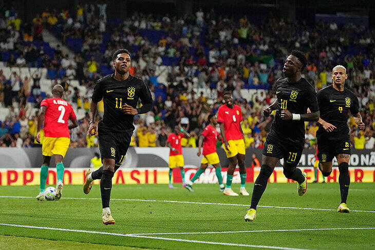 Rodrygo strzelił drugiego gola dla Brazylii w meczu z Gwineą (4:1). Z gratulacjami spieszą Vinicius Jr i Richarlison