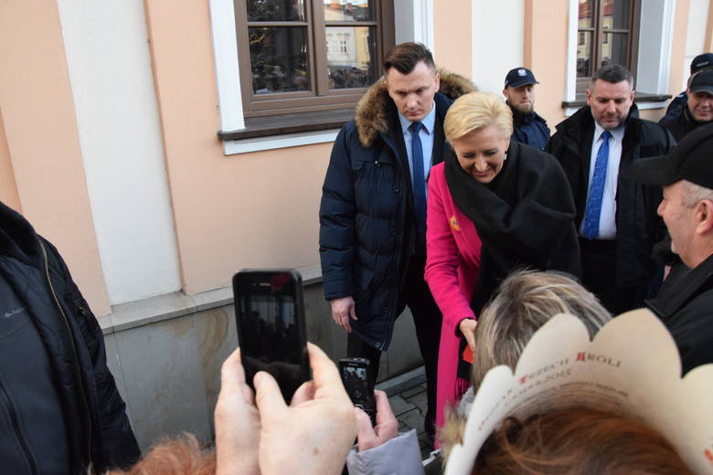 Para prezydencka Agata i Andrzej Duda maszerowała w sobotę w skoczowskim Orszaku Trzech Króli